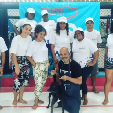 Au-All apoia projeto social que transforma vidas de moradores de Gramacho no RJ, com o ofício de banhista para pets