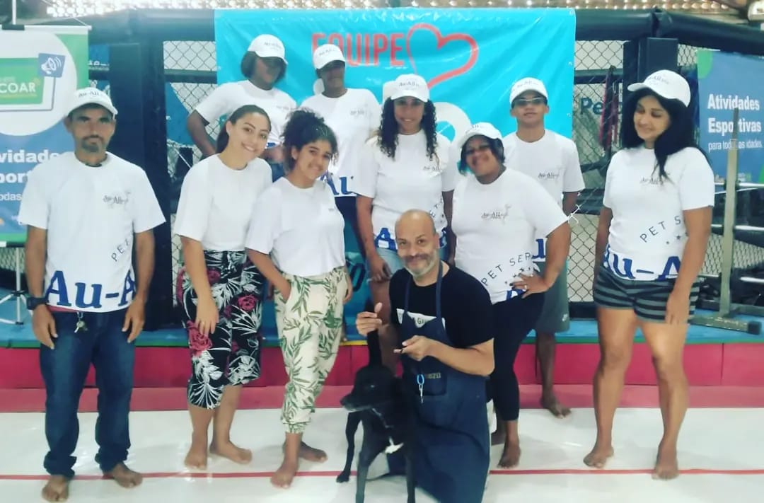 Au-All apoia projeto social que transforma vidas de moradores de Gramacho no RJ, com o ofício de banhista para pets