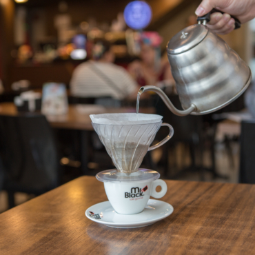 Café como investimento: por que o segmento de cafeterias cresce mesmo com alta no preço do grão