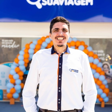 De uma mesa improvisada ao sucesso de uma marca: um dos franqueados mais antigos da Encontre Sua Viagem comemora 12 anos de parceria com a rede