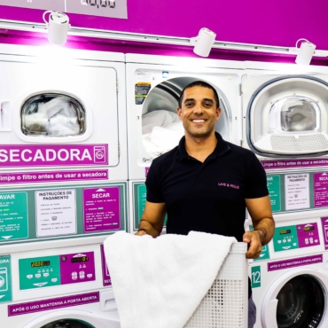 Franchising brasileiro fatura R$ 301,7 bi em 2025, cresce 10,5% e impulsiona franquias de limpeza, alimentação, moda e crédito