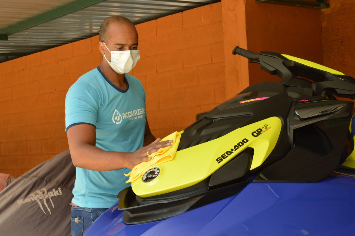 Acquazero Eco Wash oferece serviço de limpeza ecológica para embarcações e aeronaves