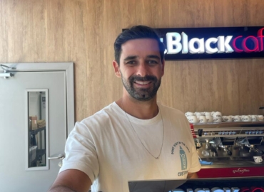 Do crachá ao próprio negócio: profissionais trocaram o CLT para apostar em franquia de café