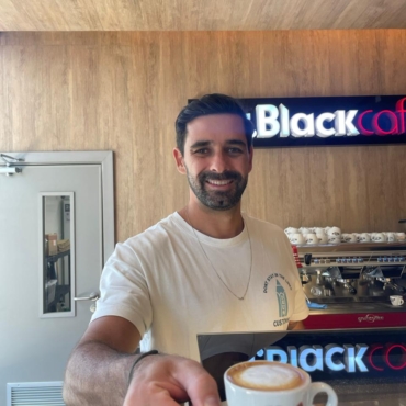 Do crachá ao próprio negócio: profissionais trocaram o CLT para apostar em franquia de café
