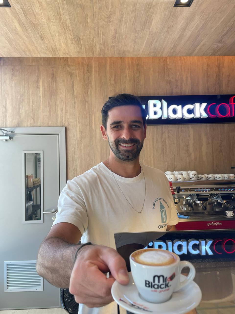 Do crachá ao próprio negócio: profissionais trocaram o CLT para apostar em franquia de café