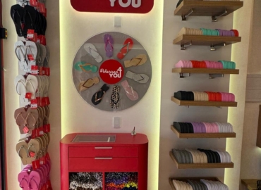 De chinelo básico a produto exclusivo: rede cria projeto de personalização para aumentar ticket médio e atrair consumidores