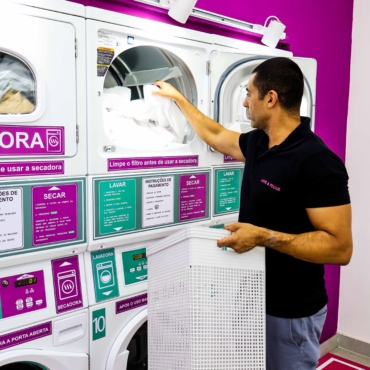 Mudança no comportamento do consumidor impulsiona terceirização da lavanderia doméstica e fortalece mercado de autosserviço