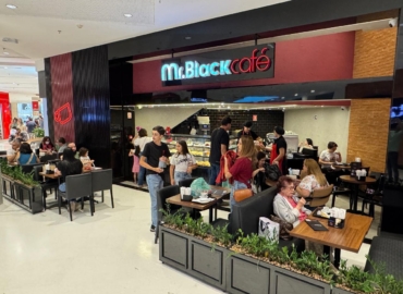 O café pode ser o motivo da visita. A experiência é o motivo do retorno